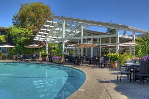 Dinah's Garden Hotel & Trader Vic's