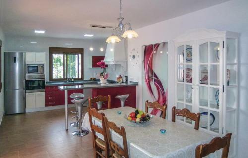 Six-bedroom Holiday Home In Sayalonga