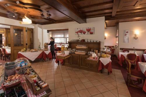 Hotel Logis Hostellerie Motel Au Bois Le Sire