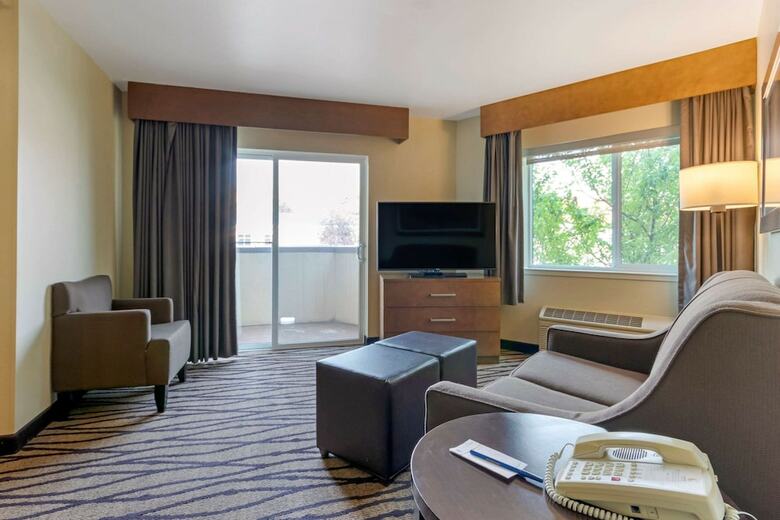 Holiday Inn Express Hotel & Suites