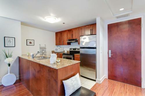 Palais-des-congr�s Furnished Apartments