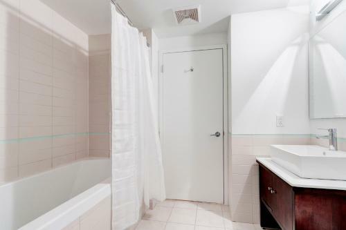 Palais-des-congr�s Furnished Apartments
