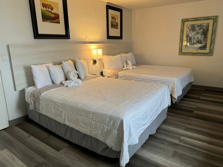 *emerald Shores Hotel*