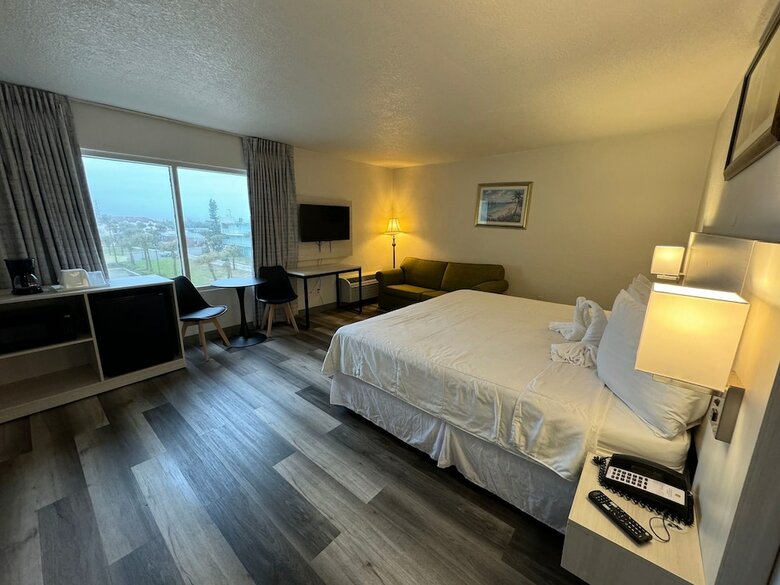 *emerald Shores Hotel*