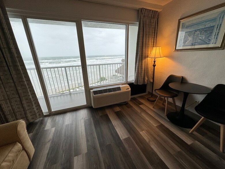 *emerald Shores Hotel*