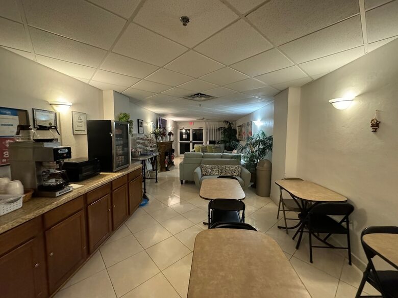 *emerald Shores Hotel*