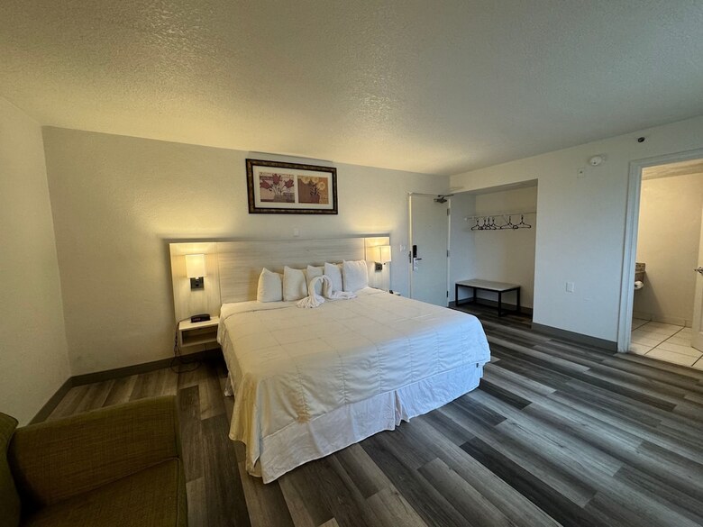 *emerald Shores Hotel*