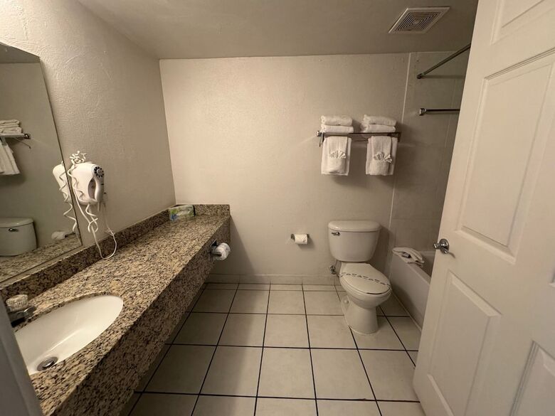 *emerald Shores Hotel*