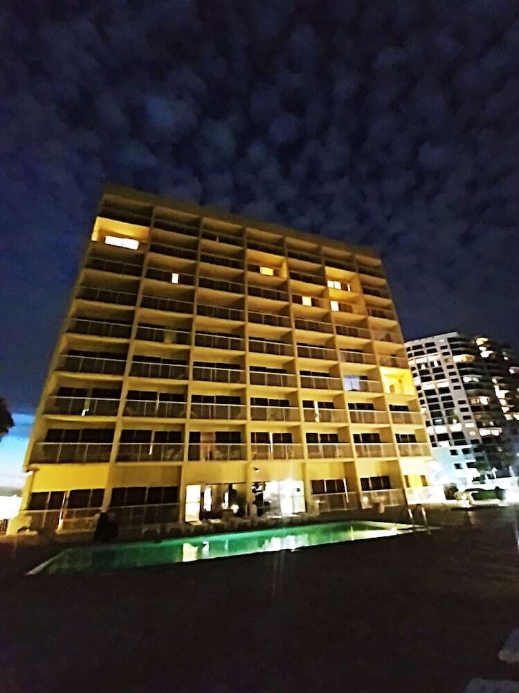 *emerald Shores Hotel*