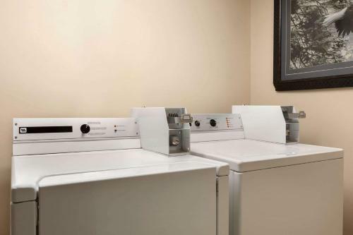 Hotel Travelodge Suites By Wyndham Moncton