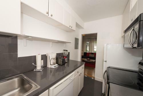 Courtyard Two-bedroom Apartments By Royal Stays