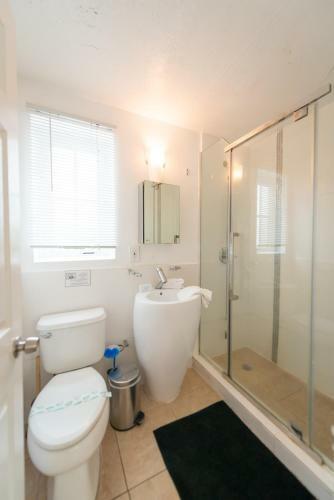 Courtyard Two-bedroom Apartments By Royal Stays