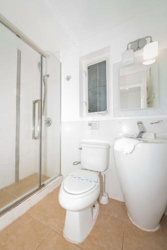 Courtyard Two-bedroom Apartments By Royal Stays
