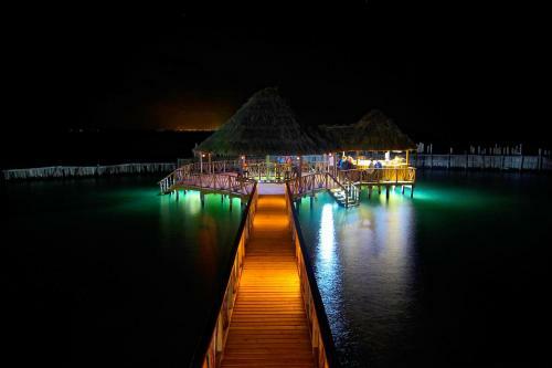 Hotel Thatch Caye Resort