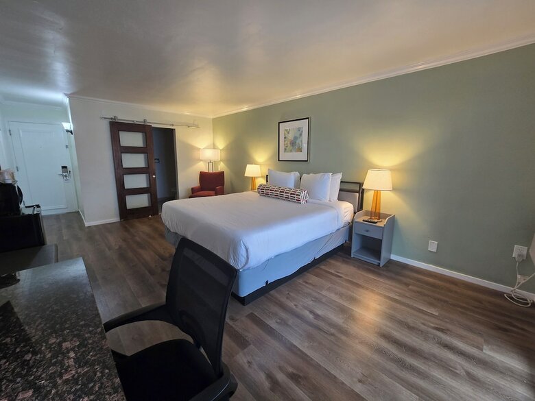 Hotel Marina Village Inn