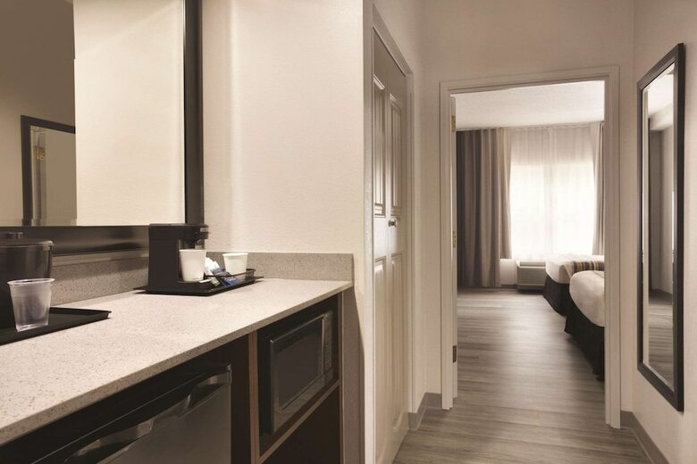 Hotel Country Inn & Suites