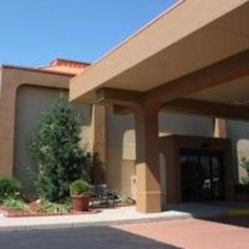 Hotel Clarion Inn & Suites Airport
