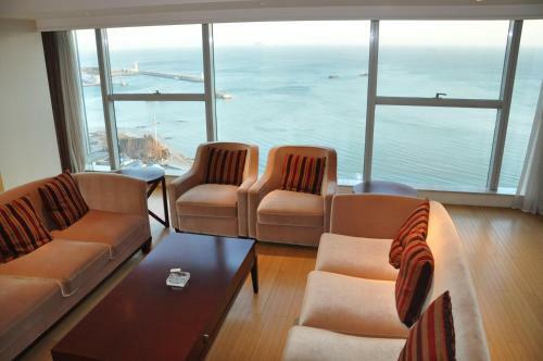 Qingdao Jinshan We+ Holiday Apartment ?wusi Square?