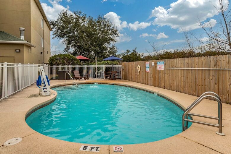 Hotel Comfort Suites At Eglin Air Force Base