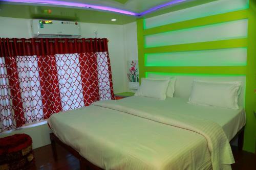 Hotel Beach Paradise Day Cruise Houseboat