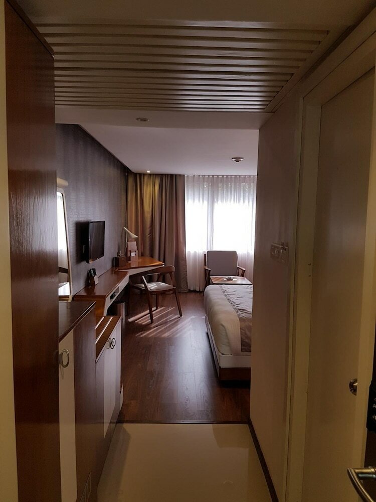 Hotel The Blooms Cochin
