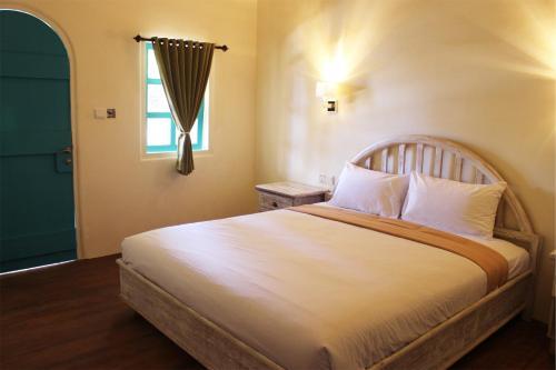 White Coconut Cottage