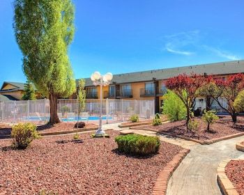 Hotel Rodeway Inn & Suites