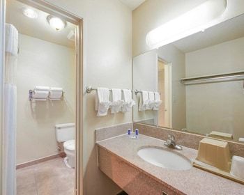 Hotel Rodeway Inn & Suites