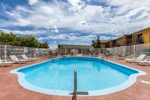 Hotel Rodeway Inn & Suites
