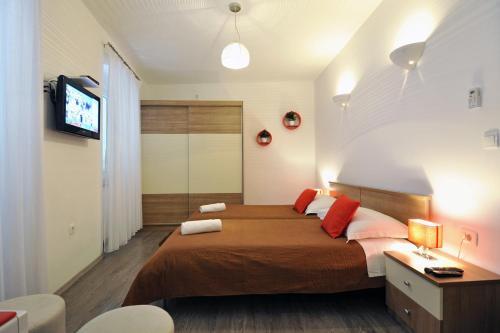 Rooms & Apartments 72