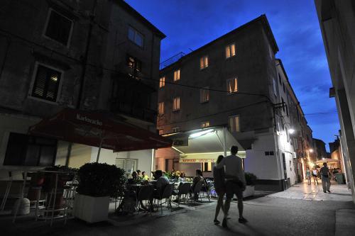 Rooms & Apartments 72