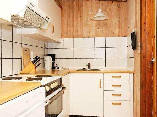 Three-bedroom Holiday Home In L�kken 72