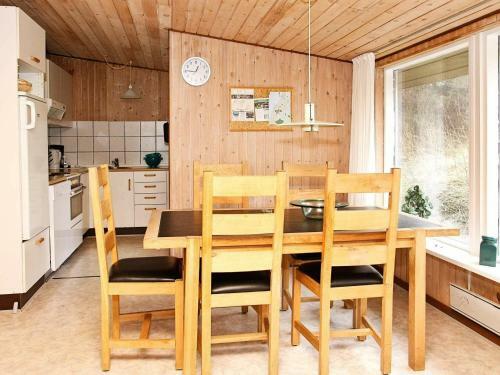 Three-bedroom Holiday Home In L�kken 72