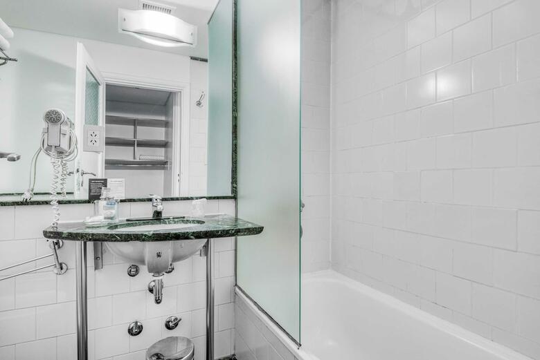 Broadway Hotel And Suites