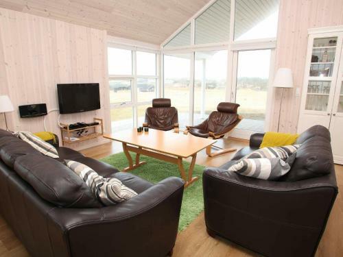 Three-bedroom Holiday Home In L�kken 40