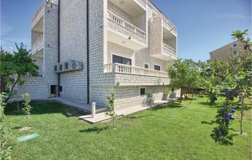 Two-bedroom Apartment In Kastel Kambelovac
