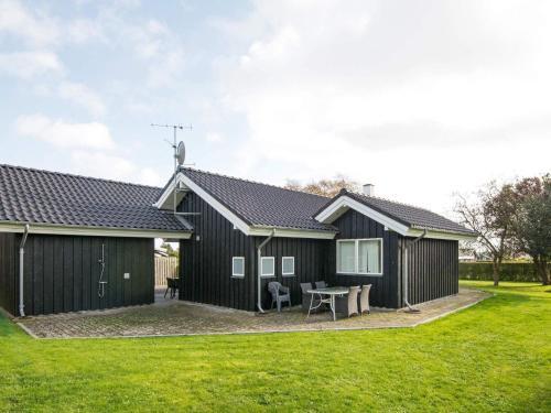 Two-bedroom Holiday Home In Juelsminde 4