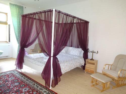 Hotel Ka?tie? Biela D�ma A ?ierny Rytier