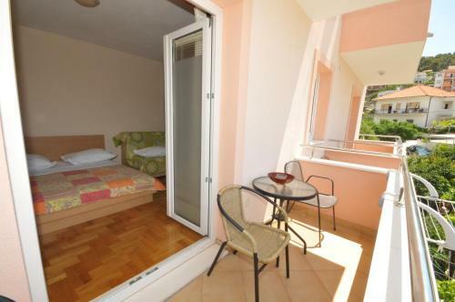 Hostal Apartments Belas