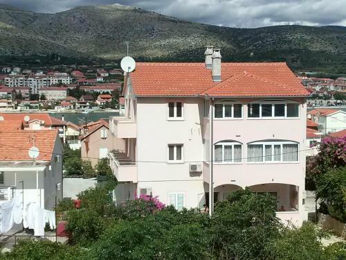 Hostal Apartments Belas