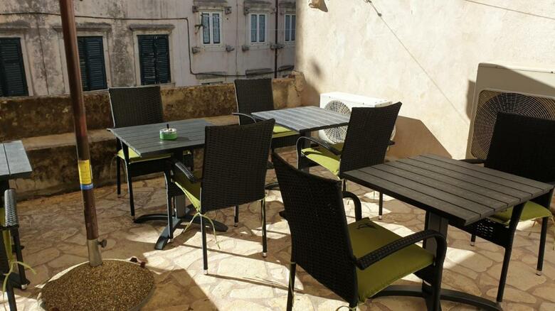 Hostal Placeta Apartments