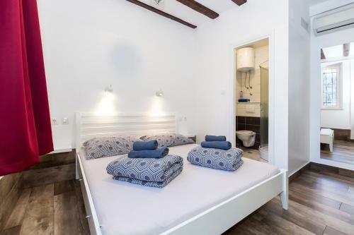 Apinelo Hostel & Apartments