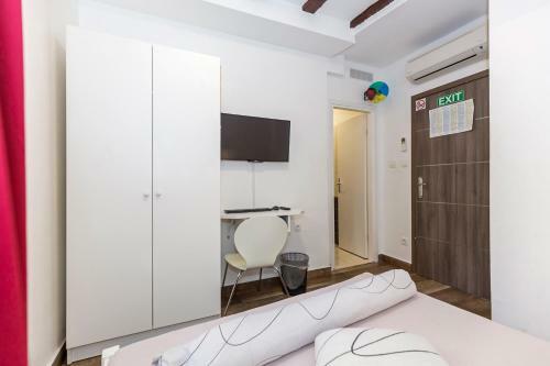 Apinelo Hostel & Apartments