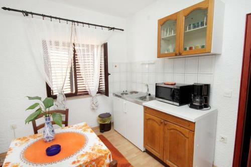Apartments With A Parking Space Novi Vinodolski - 5600