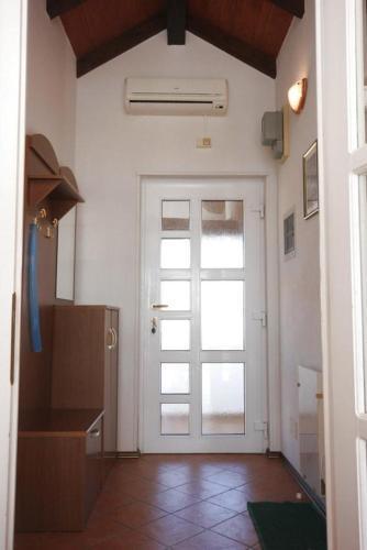Family Friendly Seaside Apartments Novigrad - 7118