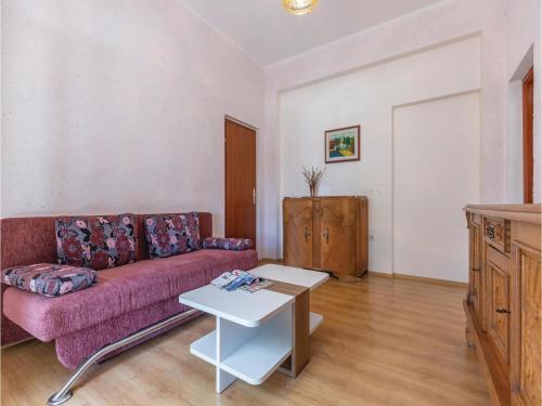 Two-bedroom Apartment Makarska 05