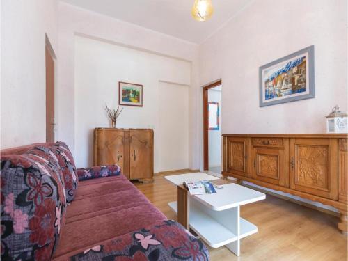 Two-bedroom Apartment Makarska 05