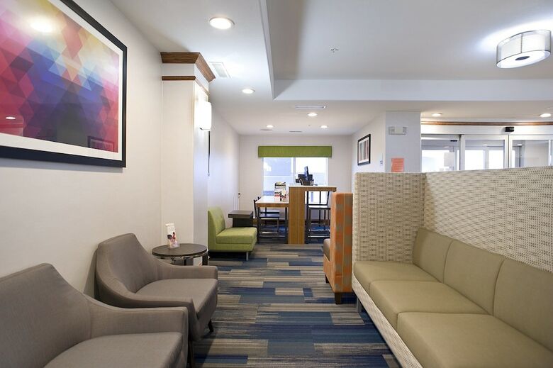 Holiday Inn Express Hotel & Suites Brookings