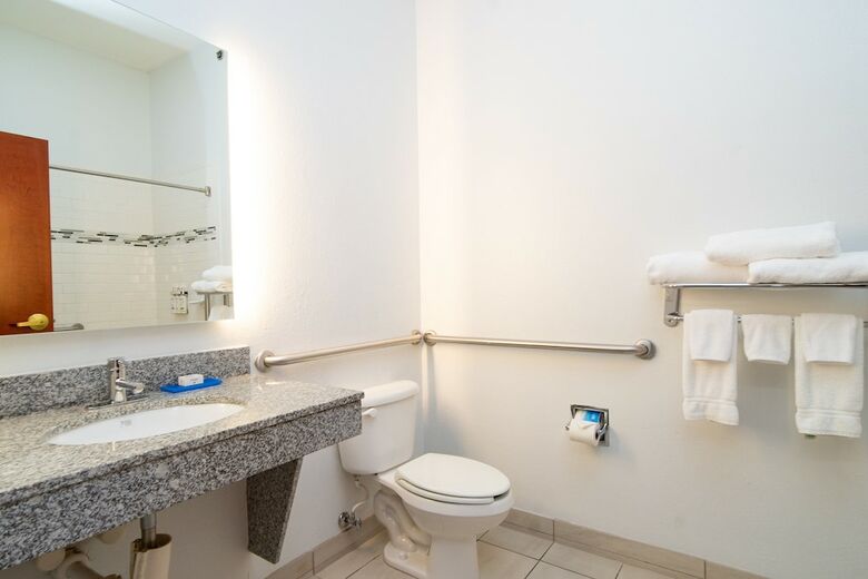 Holiday Inn Express Hotel & Suites Bedford