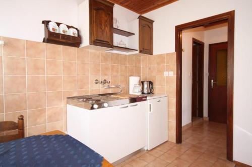 Apartments By The Sea Jelsa (Hvar) - 8783